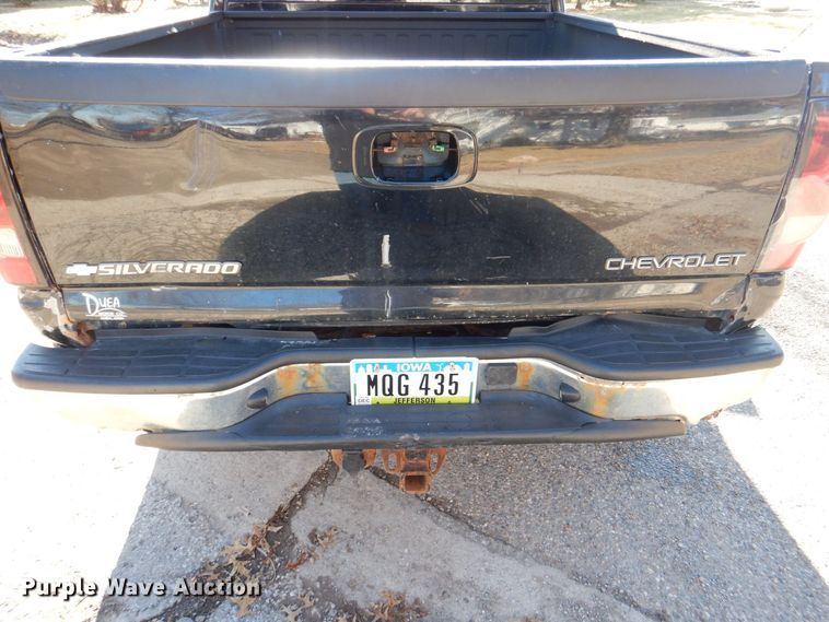 image for item MC9792 2004 Chevrolet Silverado 2500HD  Ext. Cab pickup truck