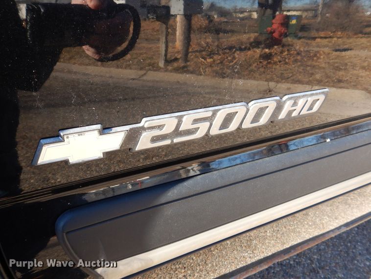 image for item MC9792 2004 Chevrolet Silverado 2500HD  Ext. Cab pickup truck