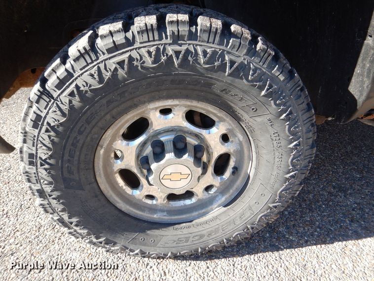 image for item MC9792 2004 Chevrolet Silverado 2500HD  Ext. Cab pickup truck