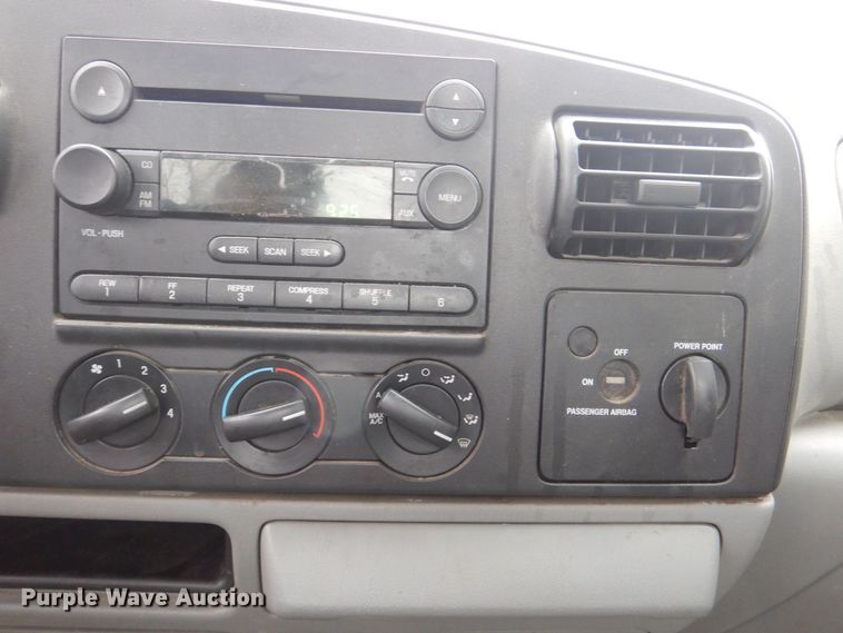 image for item MC9804 2005 Ford F350 Super Duty XLT  pickup truck