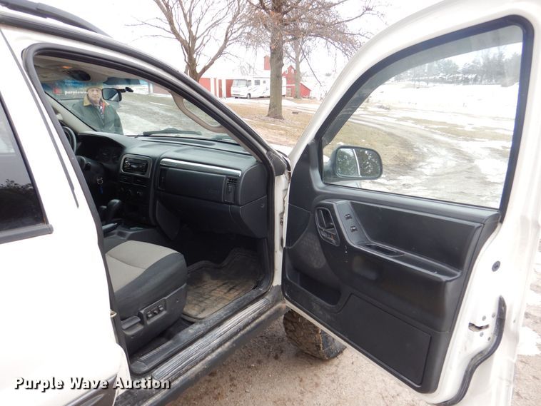 image for item MC9813 2004 Jeep Grand Cherokee  SUV