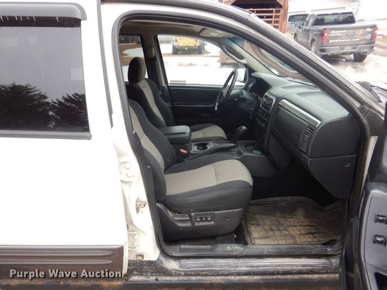 image for item MC9813 2004 Jeep Grand Cherokee  SUV