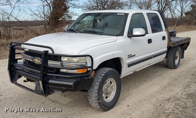 image for item MD9302 2002 Chevrolet Silverado 2500HD  Crew Cab flatbed pickup truck