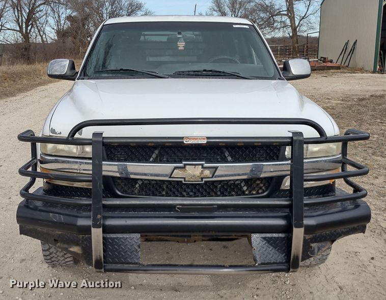 image for item MD9302 2002 Chevrolet Silverado 2500HD  Crew Cab flatbed pickup truck