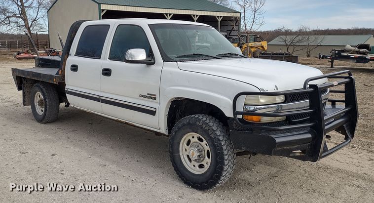 image for item MD9302 2002 Chevrolet Silverado 2500HD  Crew Cab flatbed pickup truck