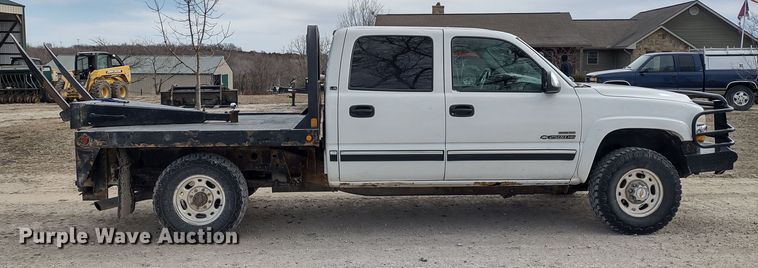 image for item MD9302 2002 Chevrolet Silverado 2500HD  Crew Cab flatbed pickup truck