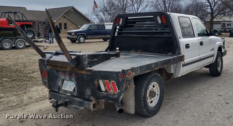 image for item MD9302 2002 Chevrolet Silverado 2500HD  Crew Cab flatbed pickup truck