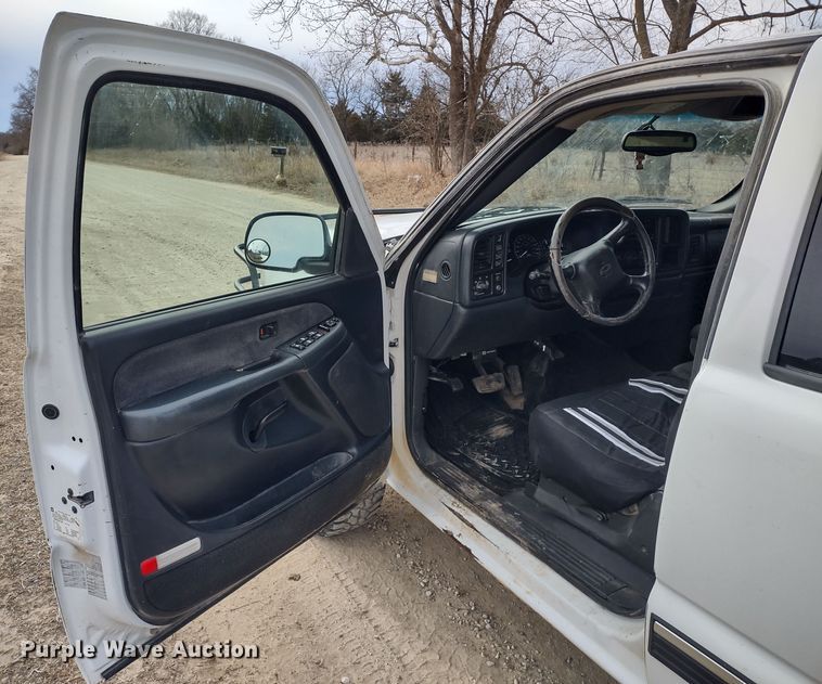 image for item MD9302 2002 Chevrolet Silverado 2500HD  Crew Cab flatbed pickup truck