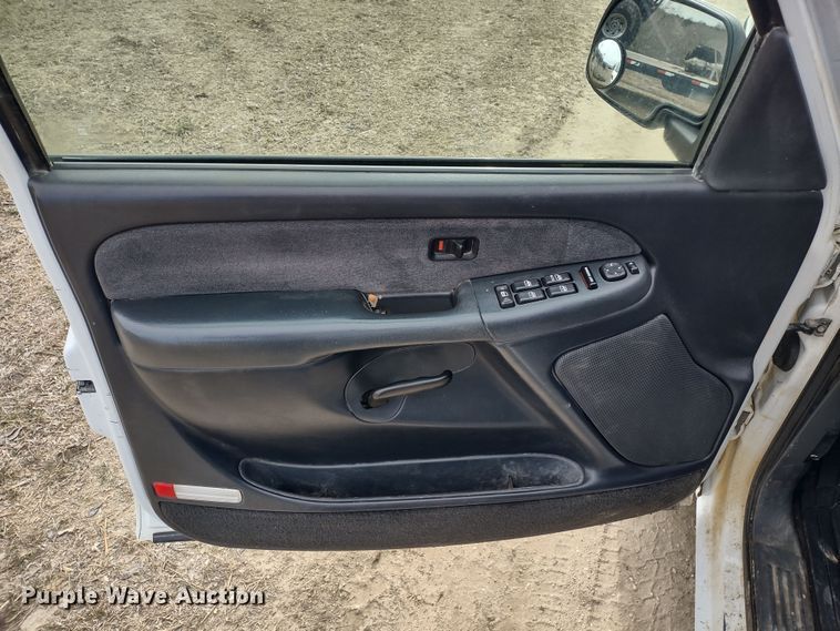 image for item MD9302 2002 Chevrolet Silverado 2500HD  Crew Cab flatbed pickup truck