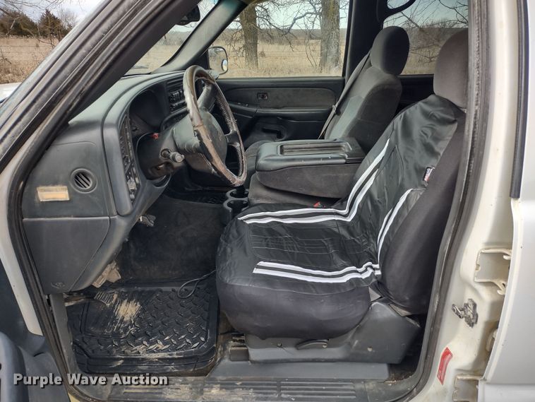 image for item MD9302 2002 Chevrolet Silverado 2500HD  Crew Cab flatbed pickup truck