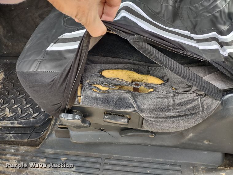 image for item MD9302 2002 Chevrolet Silverado 2500HD  Crew Cab flatbed pickup truck