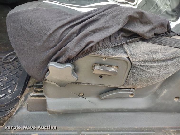 image for item MD9302 2002 Chevrolet Silverado 2500HD  Crew Cab flatbed pickup truck