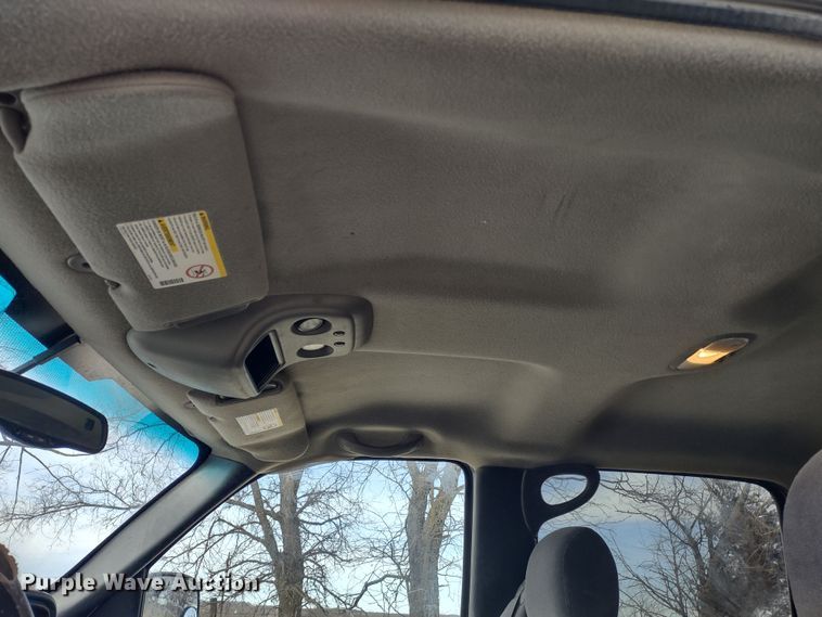 image for item MD9302 2002 Chevrolet Silverado 2500HD  Crew Cab flatbed pickup truck