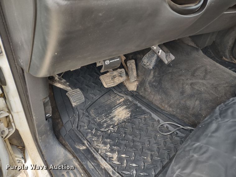 image for item MD9302 2002 Chevrolet Silverado 2500HD  Crew Cab flatbed pickup truck