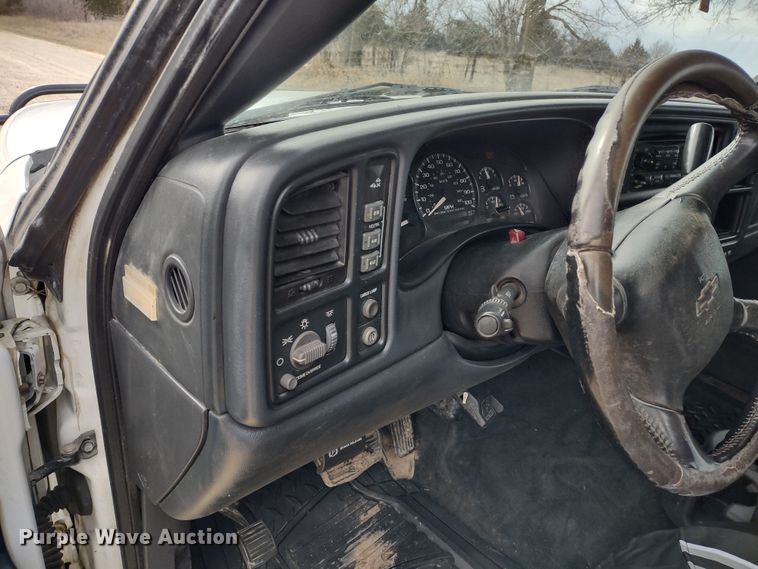 image for item MD9302 2002 Chevrolet Silverado 2500HD  Crew Cab flatbed pickup truck