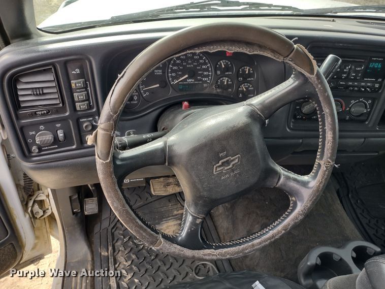 image for item MD9302 2002 Chevrolet Silverado 2500HD  Crew Cab flatbed pickup truck