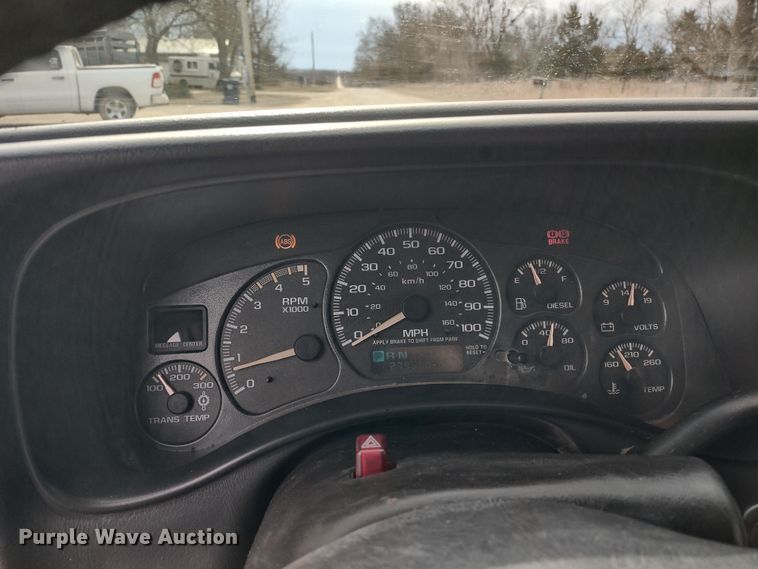 image for item MD9302 2002 Chevrolet Silverado 2500HD  Crew Cab flatbed pickup truck