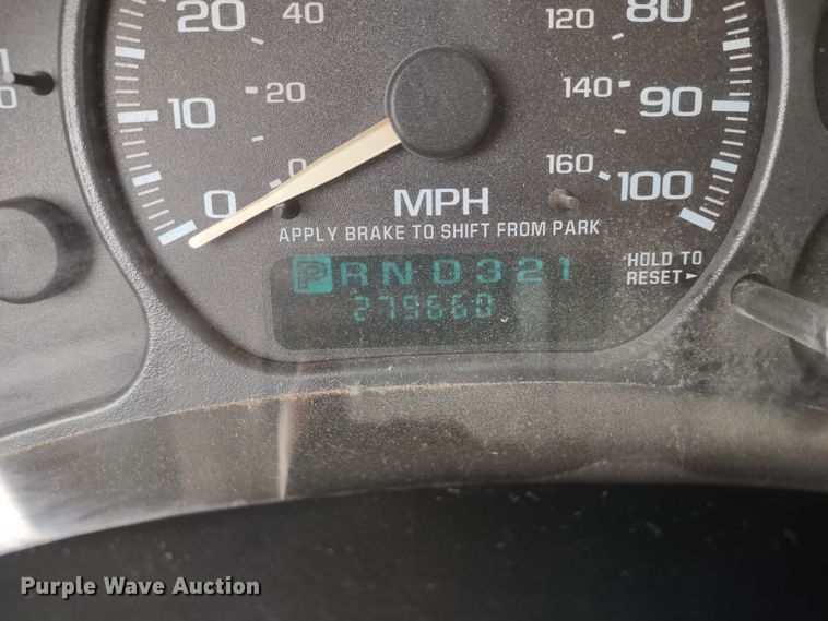 image for item MD9302 2002 Chevrolet Silverado 2500HD  Crew Cab flatbed pickup truck