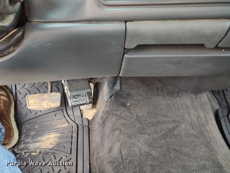 image for item MD9302 2002 Chevrolet Silverado 2500HD  Crew Cab flatbed pickup truck