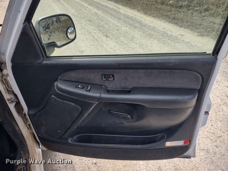 image for item MD9302 2002 Chevrolet Silverado 2500HD  Crew Cab flatbed pickup truck