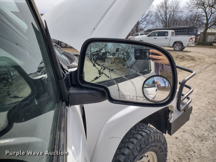 image for item MD9302 2002 Chevrolet Silverado 2500HD  Crew Cab flatbed pickup truck