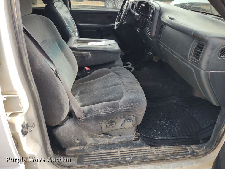 image for item MD9302 2002 Chevrolet Silverado 2500HD  Crew Cab flatbed pickup truck