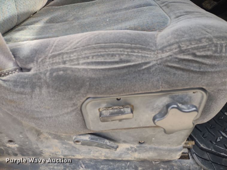 image for item MD9302 2002 Chevrolet Silverado 2500HD  Crew Cab flatbed pickup truck