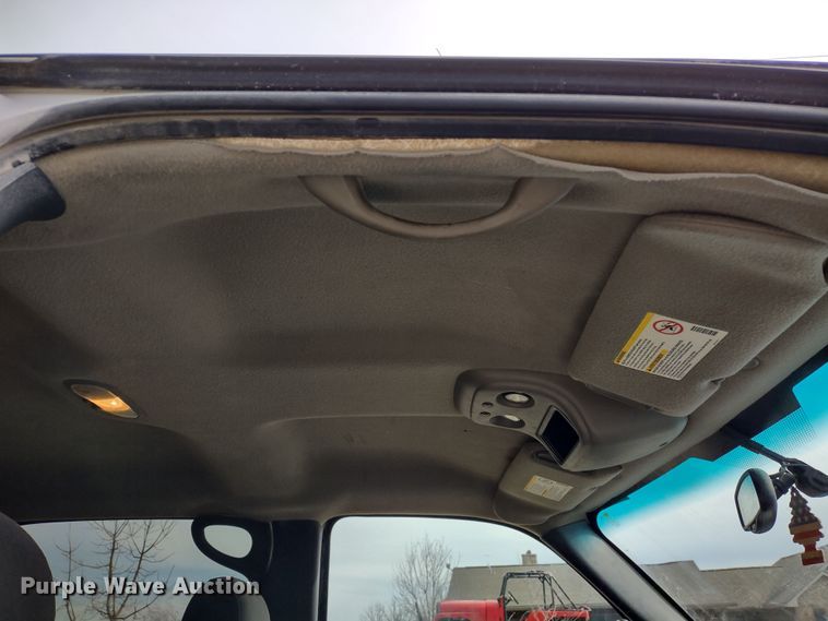 image for item MD9302 2002 Chevrolet Silverado 2500HD  Crew Cab flatbed pickup truck