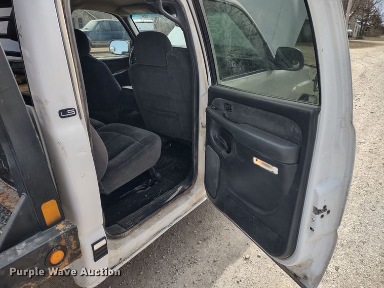 image for item MD9302 2002 Chevrolet Silverado 2500HD  Crew Cab flatbed pickup truck