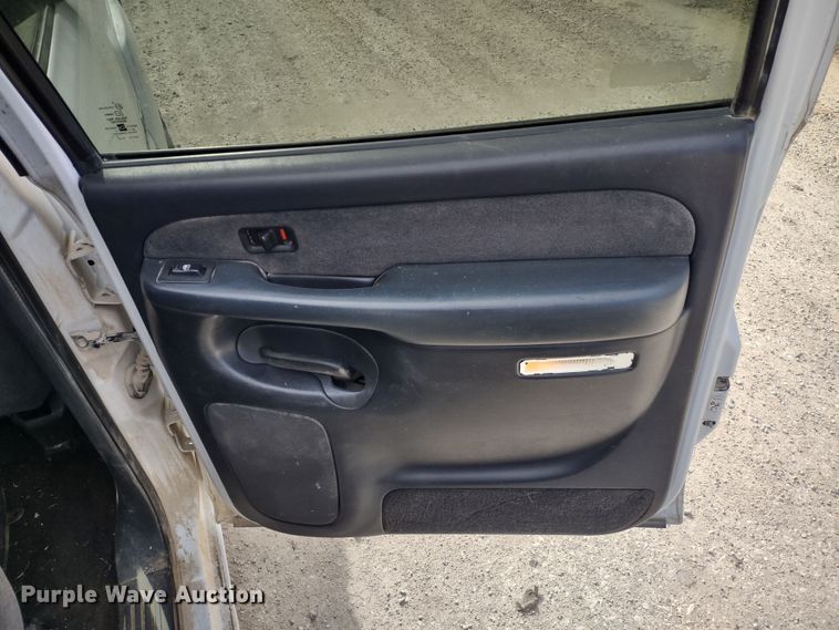 image for item MD9302 2002 Chevrolet Silverado 2500HD  Crew Cab flatbed pickup truck