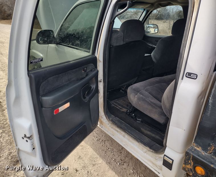 image for item MD9302 2002 Chevrolet Silverado 2500HD  Crew Cab flatbed pickup truck