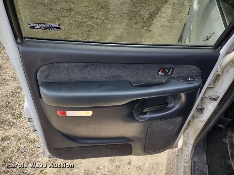 image for item MD9302 2002 Chevrolet Silverado 2500HD  Crew Cab flatbed pickup truck