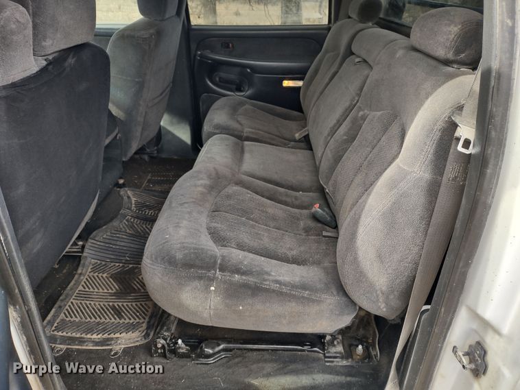 image for item MD9302 2002 Chevrolet Silverado 2500HD  Crew Cab flatbed pickup truck