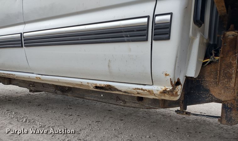 image for item MD9302 2002 Chevrolet Silverado 2500HD  Crew Cab flatbed pickup truck