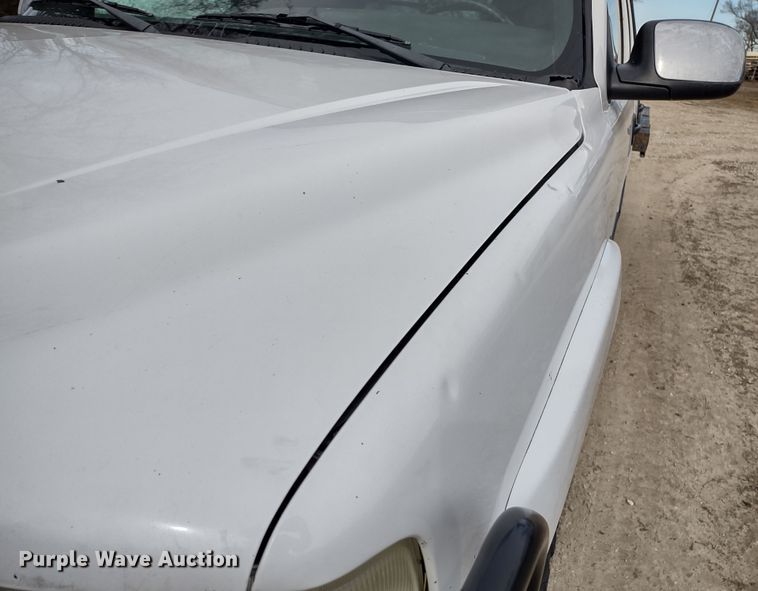 image for item MD9302 2002 Chevrolet Silverado 2500HD  Crew Cab flatbed pickup truck