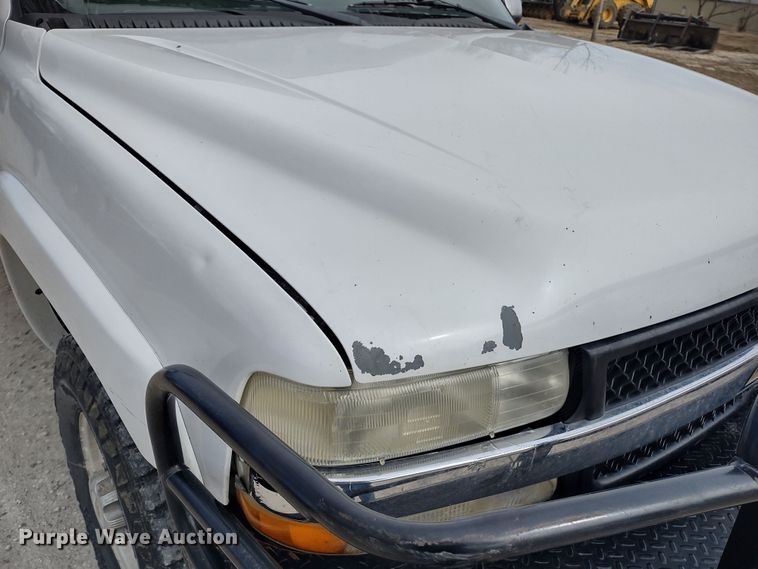 image for item MD9302 2002 Chevrolet Silverado 2500HD  Crew Cab flatbed pickup truck