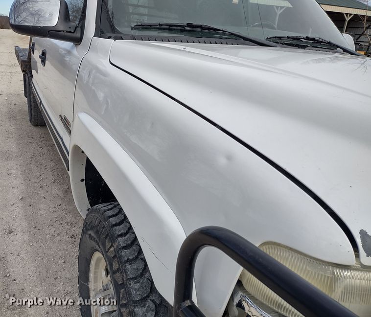 image for item MD9302 2002 Chevrolet Silverado 2500HD  Crew Cab flatbed pickup truck