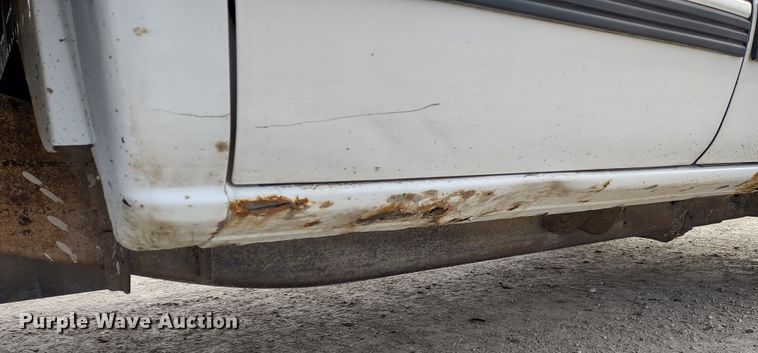 image for item MD9302 2002 Chevrolet Silverado 2500HD  Crew Cab flatbed pickup truck