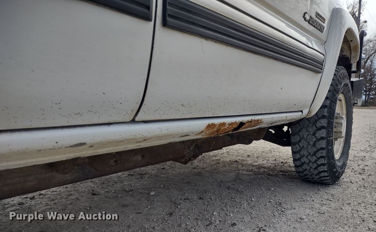 image for item MD9302 2002 Chevrolet Silverado 2500HD  Crew Cab flatbed pickup truck