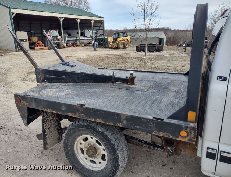 image for item MD9302 2002 Chevrolet Silverado 2500HD  Crew Cab flatbed pickup truck