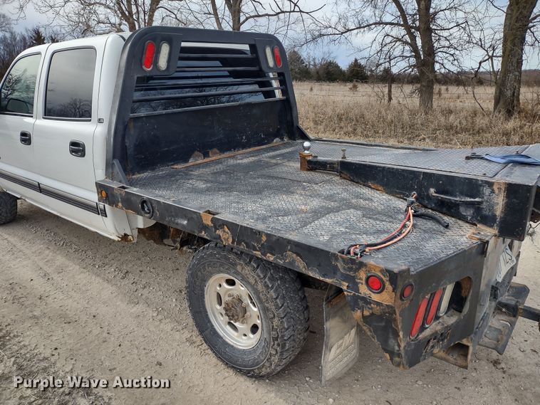 image for item MD9302 2002 Chevrolet Silverado 2500HD  Crew Cab flatbed pickup truck