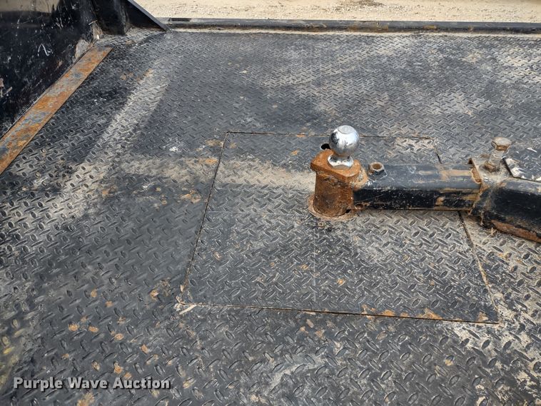 image for item MD9302 2002 Chevrolet Silverado 2500HD  Crew Cab flatbed pickup truck