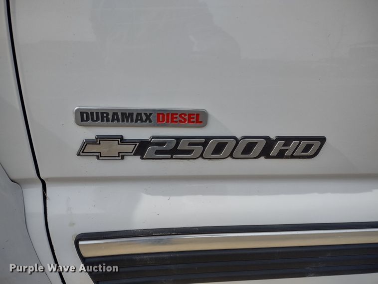 image for item MD9302 2002 Chevrolet Silverado 2500HD  Crew Cab flatbed pickup truck