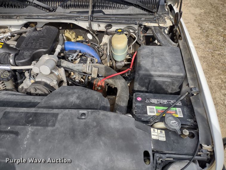 image for item MD9302 2002 Chevrolet Silverado 2500HD  Crew Cab flatbed pickup truck