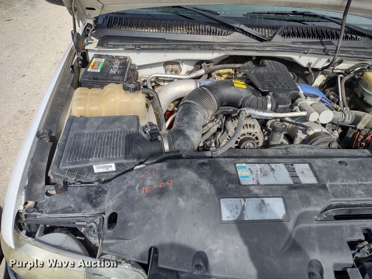 image for item MD9302 2002 Chevrolet Silverado 2500HD  Crew Cab flatbed pickup truck