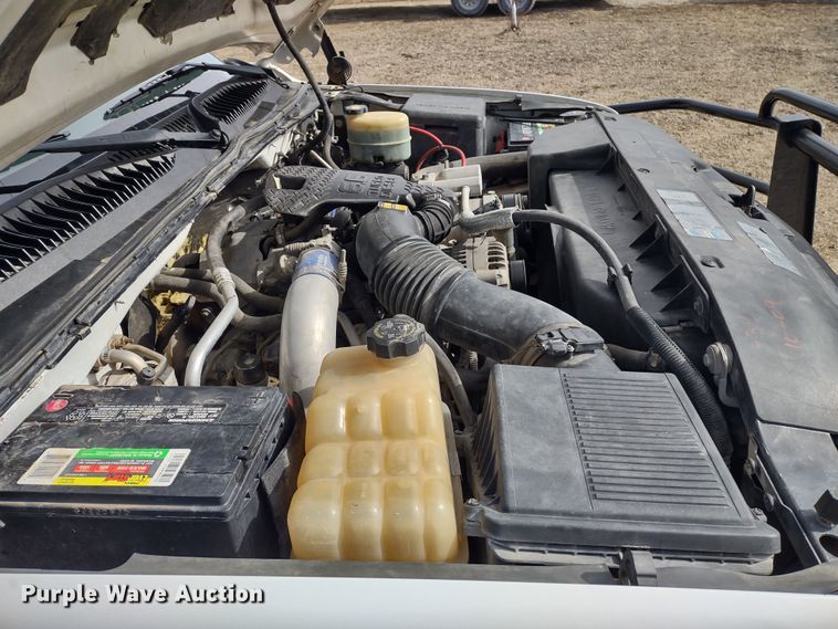 image for item MD9302 2002 Chevrolet Silverado 2500HD  Crew Cab flatbed pickup truck