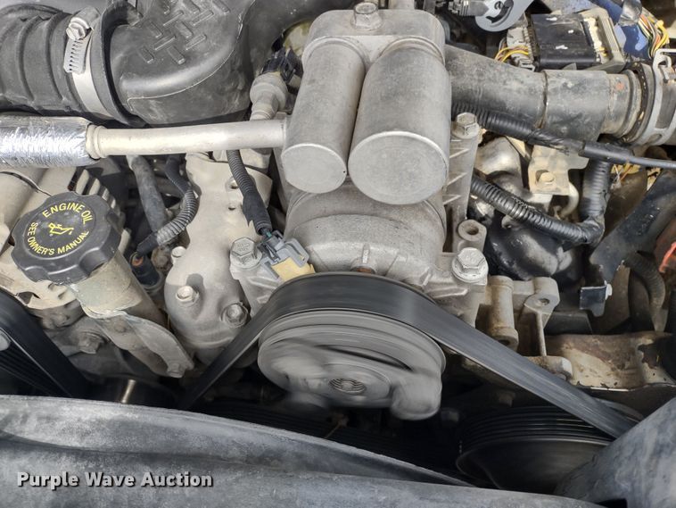 image for item MD9302 2002 Chevrolet Silverado 2500HD  Crew Cab flatbed pickup truck