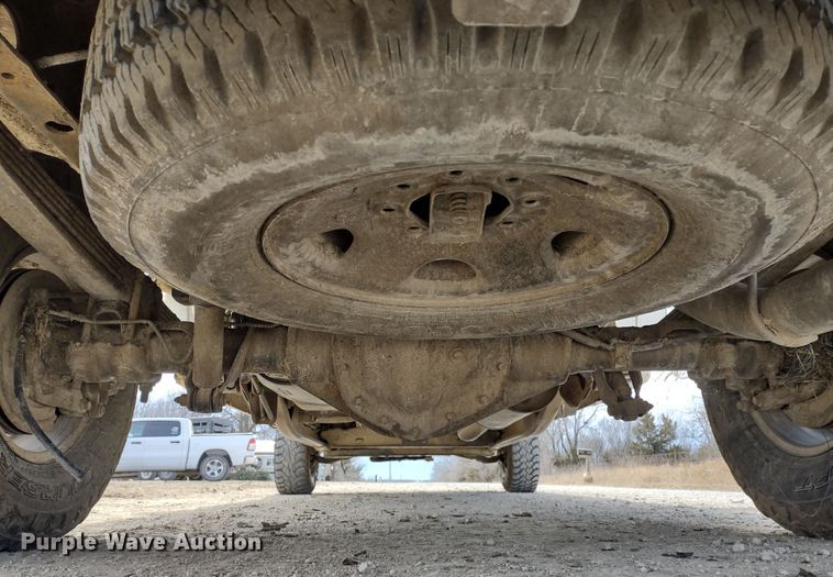 image for item MD9302 2002 Chevrolet Silverado 2500HD  Crew Cab flatbed pickup truck