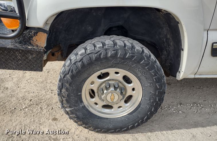 image for item MD9302 2002 Chevrolet Silverado 2500HD  Crew Cab flatbed pickup truck