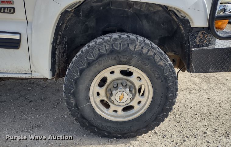 image for item MD9302 2002 Chevrolet Silverado 2500HD  Crew Cab flatbed pickup truck